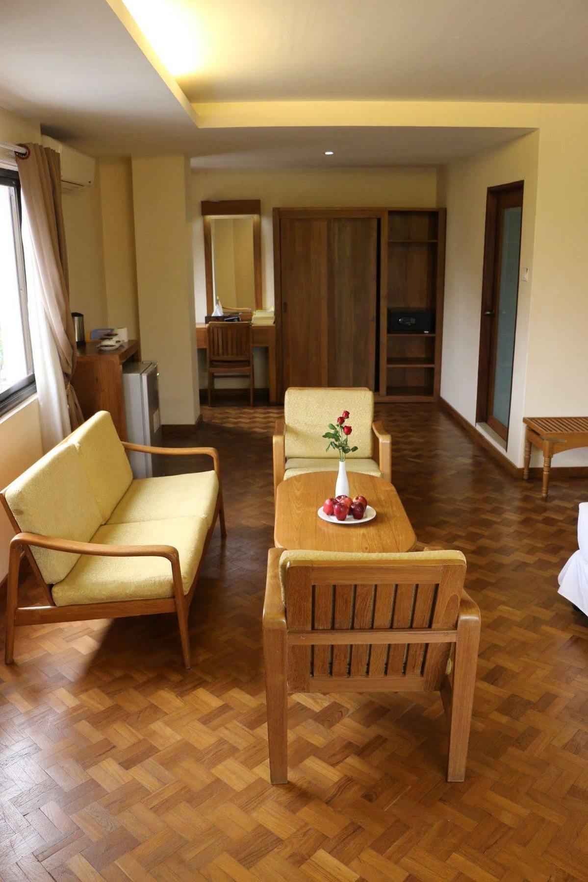 Queen'S Park Hotel Rangoon Eksteriør billede